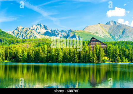 Lac de montagne (Strbske Pleso) dans le Parc National des Hautes Tatras, Slovaquie Banque D'Images