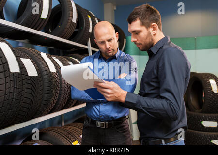 Client et vendeur au service de voiture ou auto store Banque D'Images