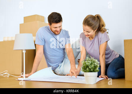 Couple avec des boîtes et renouveau aller à new home Banque D'Images