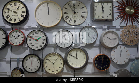 Horloges sur vente en magasin John Lewis Banque D'Images