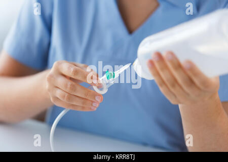 Close up of nurse preparing drop counter Banque D'Images