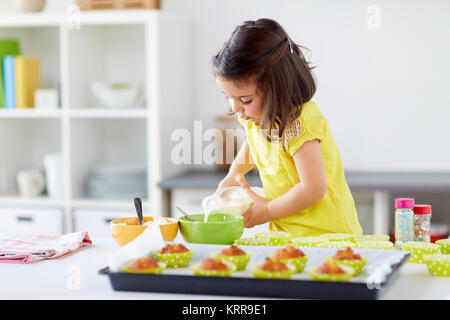 Petite fille confectionner des muffins à la maison Banque D'Images