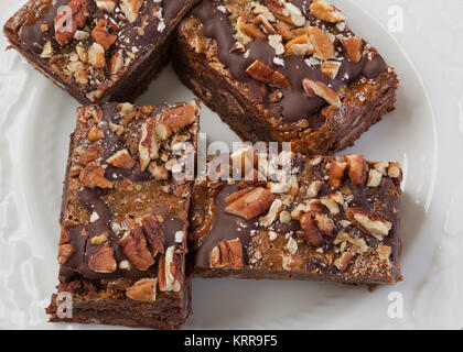 Brownies au chocolat et pacanes et avec caramel. Banque D'Images