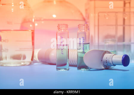 Arrière-plan scientifique. Outils pour l'histopathologie, flacons fixateur pour une biopsie des tissus, des verres en rack coulissant solution de coloration. Cette photo est tonique, Banque D'Images