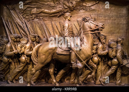 WASHINGTON DC, États-Unis — Une murale en plâtre du Mémorial Shaw d'Augustus Saint-Gaudens (1848-1907). Il est maintenant exposé à la National Gallery of Art de Washington DC. La Galerie nationale d'art est renommée pour sa collection d'art européen et américain, offrant une chronologie complète du développement artistique du Moyen-âge à nos jours. Son statut estimé de musée public libre souligne son importance nationale et son engagement envers l'éducation artistique. Banque D'Images