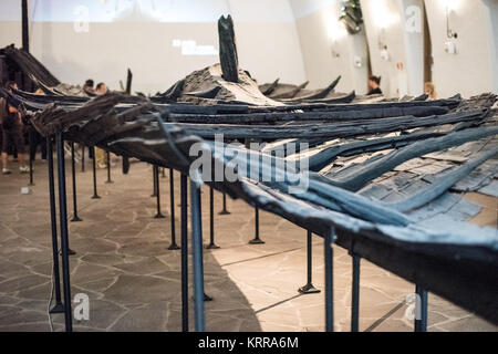 Musée des navires vikings vestiges du squelette de Tune Ship Oslo Norvège / OSLO, Norvège — le squelette de Tune Ship, un ancien navire funéraire viking construit autour de 910, est exposé au Musée des navires vikings à Oslo. Ce navire a été construit dans la région du fjord d'Oslo et utilisé quelques années plus tard comme navire funéraire pour un chef local. Il a été fouillé en 1867 à la ferme Haugen à Rolsvoy, avec seulement son squelette restant. Le musée des navires vikings d'Oslo abrite trois navires vikings originaux à différents niveaux de conservation, ainsi que des objets apparentés de l'âge viking. Son attraction la plus célèbre est le navire Oseberg, Banque D'Images