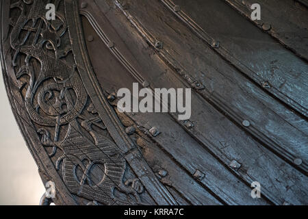 OSLO, Norvège - l'Oseberg ship est un bateau viking bien conservé qui est l'un des points forts à la Viking Ship Museum à Oslo. Il est nommé d'après la ferme où elle a été trouvée en 1903. Il est soupçonné d'avoir été construit dans l'ouest de la Norvège autour de 820AD et a été régulièrement utilisé pour un certain nombre d'années avant d'être utilisé comme un navire tombe pour deux femmes en 834 AD. Leurs corps ont été placés dans le centre du navire, avec un riche assortiment d'hommages. Il est construit de chêne et mesure 22 mètres de long et 5 mètres de large. Il pourrait être ramé ou navigué. L'Oslo Viking Ship Museu Banque D'Images