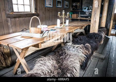 Chenil pour chiens Basecamp Explorer Longyearbyen Svalbard // Un chenil pour chiens pour la société d'aventure Basecamp Explorer à Longyearbyen, Svalbard. Situé un peu en dehors de la ville au sud-est du centre-ville de Longyearbyen, le chenil a été construit dans le style d'un camp traditionnel de traîneau à chiens. Banque D'Images
