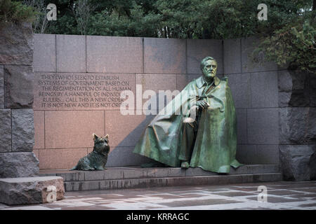 WASHINGTON DC, États-Unis — la statue de bronze du président Franklin Delano Roosevelt se trouve dans le Mémorial du FDR, le représentant assis et drapé dans une cape avec son terrier écossais bien-aimé Fala à ses pieds. Située le long de la rive ouest du bassin des marées, cette section fait partie du plus grand complexe commémoratif conçu par Lawrence Halprin et inauguré en 1997. La statue, créée par le sculpteur Neil Estern, reflète Roosevelt tel qu'il apparaissait pendant sa présidence, marquant la première représentation d'un président américain en fauteuil roulant. Banque D'Images