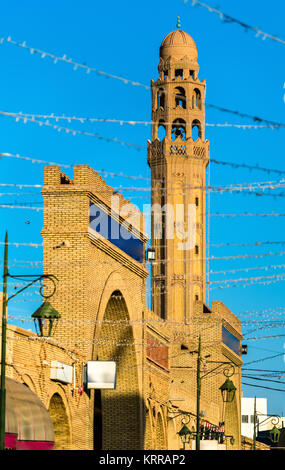 Minaret de la mosquée Farkous dans la Médina de Tozeur, Tunisie. L'Afrique du Nord Banque D'Images
