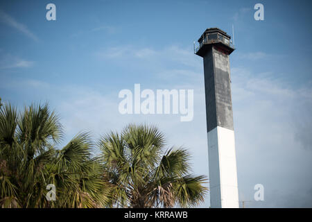 CHARLESTON, Caroline du Sud, États-Unis — situé à l'angle sud-est de Sullivan's Island, non loin de l'entrée du port de Charleston, le phare de Charleston a été achevé en 1962 et a été le dernier phare majeur construit aux États-Unis. C'est maintenant un site historique dans le district historique de la Garde côtière des États-Unis dans le cadre du monument national de Fort Sumter. Banque D'Images