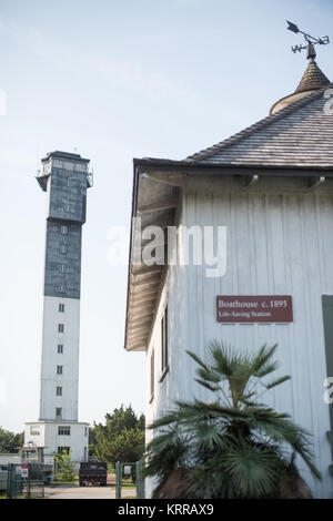 SULLIVAN'S ISLAND, Caroline du Sud - Situé sur le coin sud-est de Sullivan's Island, non loin de l'entrée de Charleston Harbor, le Charleston Light a été achevée en 1962 et a été le dernier grand phare construit aux États-Unis. C'est maintenant un site historique dans l'United States Coast Guard District historique dans le cadre du Fort Sumter. Banque D'Images