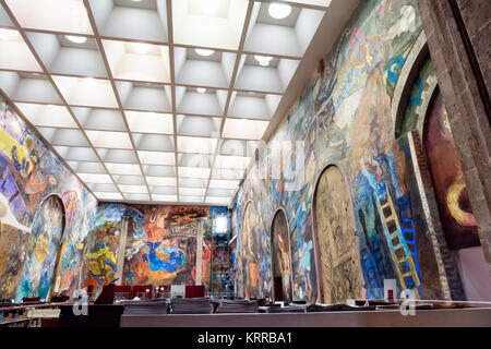 La VILLE DE MEXICO, MEXIQUE - Un énorme de la peinture murale par Russian-Mexican Vlady artiste intitulé 'La Revolucion y los elementos' dans la bibliothèque Miguel Lerdo de Tejada, au coeur de la ville de Mexico. Banque D'Images