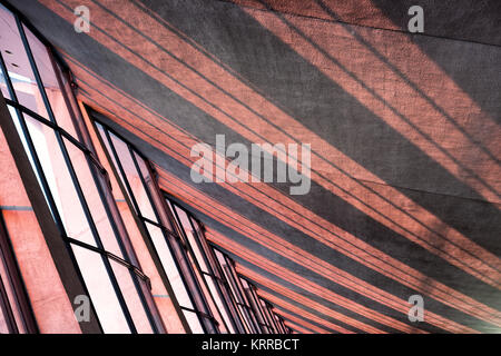 Intérieur du terminal de l'aéroport international de Dulles Chantilly Virginie // DULLES, Virginie — la lumière du soleil coule en fin d'après-midi à travers de grandes fenêtres vitrées sur le plafond du terminal original en forme d'aile de l'aéroport international de Dulles à Chantilly, Virginie. Conçu par le célèbre architecte Eero Saarinen et inauguré en 1962, le terminal principal est connu pour son design distinctif de toit panoramique. Dulles est l'un des trois principaux aéroports de la région métropolitaine de Washington DC, gérant les vols intérieurs et internationaux. La structure moderniste est considérée comme un terrain architectural Banque D'Images
