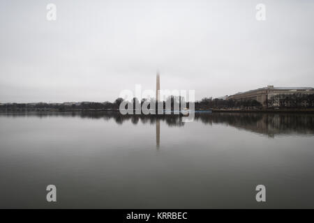 Un jour d'hiver couvert au Tidal Basin à Washington DC avec le Washington Monument reflété sur l'eau calme. Banque D'Images