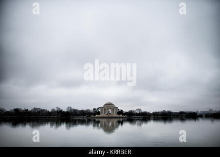 WASHINGTON DC, États-Unis — le Jefferson Memorial un jour d'hiver très nuageux, vu de l'autre côté du Tidal Basin à Washington DC. Banque D'Images