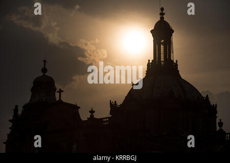Toit de la cathédrale métropolitaine Mexico / MEXICO City, Mexique — le toit de la cathédrale métropolitaine de l'Assomption de la très Sainte Vierge Marie au ciel crée une silhouette distinctive face au soleil. La cathédrale métropolitaine, également connue sous le nom de cathédrale métropolitaine de Mexico ou Catedral Metropolitana, est la plus grande et la plus ancienne cathédrale d'Amérique latine, construite sur plus de 240 ans de 1573 à 1813. La cathédrale sert de siège à l'archidiocèse primat du Mexique et représente une synthèse des styles architecturaux gothique, Renaissance, baroque et néoclassique. Localisez Banque D'Images