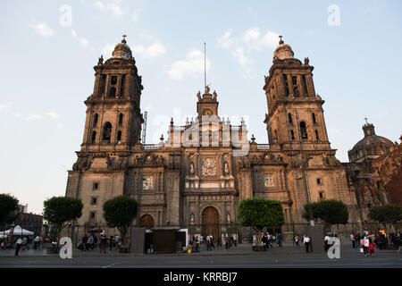 Cathédrale métropolitaine façade principale Mexico / MEXICO City, Mexique — la cathédrale métropolitaine de l'Assomption de la très Sainte Vierge Marie au ciel affiche sa façade principale face à la place centrale de Mexico, Zócalo. Construite par étapes de 1573 à 1813, la cathédrale est la plus grande et la plus ancienne cathédrale d'Amérique latine, incorporant des éléments architecturaux gothiques, Renaissance, baroques et néoclassiques tout au long de sa période de construction de 240 ans. La structure mesure 128 mètres (420 pieds) de longueur et 59 mètres (194 pieds) de largeur, avec des clochers atteignant 67 mètres (220 pieds) Banque D'Images