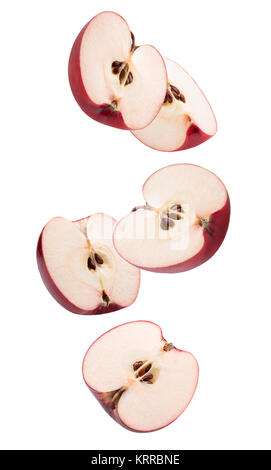 Les tranches de pomme rouge isolé sur fond blanc. Banque D'Images