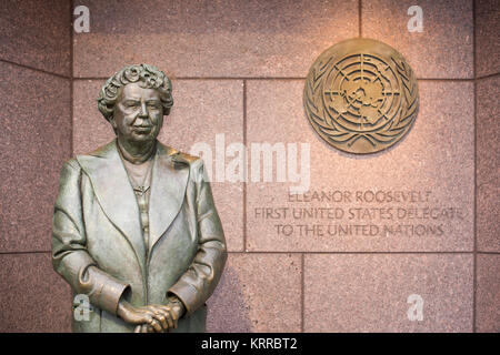 WASHINGTON DC, États-Unis — Une statue de l'ancienne première dame Eleanor Roosevelt qui se concentre sur son rôle en tant que première ambassadrice des États-Unis aux Nations Unies. Situé à côté du bassin de Tidal à Washington DC, le FDR Memorial est dédié au Président Franklin D. Roosevelt (président de 1933 à 1945). Le Franklin Delano Roosevelt Memorial est un monument tentaculaire de plus de 7,5 hectares dans le West Potomac Park de la capitale. Le mémorial, consacré en 1997, rend hommage au Président des États-Unis de 32nd, FDR, et à son influence durable sur l'histoire américaine. Banque D'Images