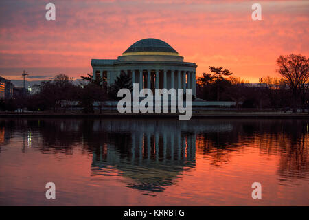 WASHINGTON DC, États-Unis — le Jefferson Memorial, un monument néoclassique dédié à Thomas Jefferson, se dresse sur le Tidal Basin. La structure en dôme, entourée de cerisiers, abrite une statue de bronze de 19 pieds du troisième président américain. Banque D'Images