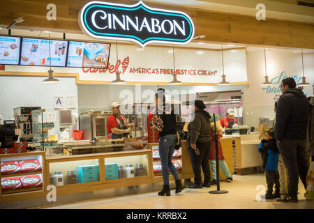 Une boutique Cinnabon dans le Queens Center Mall dans le borough du Queens à New York, le dimanche 17 décembre 2017, une semaine avant Noël. Les détaillants font état d'une bosse dans les ventes de Noël comme elles leurrent en augmentation et le trafic de pied. (© Richard B. Levine) Banque D'Images