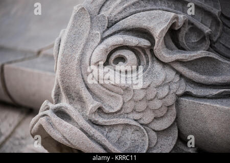 WASHINGTON DC, États-Unis — détail architectural montrant des dauphins en granit à la base du mémorial John Paul Jones. Les créatures marines décoratives servent de becs d'eau pour le système de fontaines du mémorial. Le design néoclassique incorpore des motifs nautiques, y compris des ancres et des cordes, symbolisant la carrière navale et les réalisations de Jones. Banque D'Images