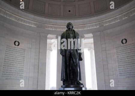 WASHINGTON DC - une statue de Thomas Jefferson par Rudulph Evans est l'élément central de la Jefferson Memorial à Washington DC. Il se trouve au milieu du mémorial sous un grand toit en rotonde. Banque D'Images