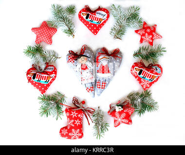 Les jouets de Noël en tissu sur un fond blanc et l'arbre de Noël peluche poupée. Carte. Décorations de Noël. Banque D'Images