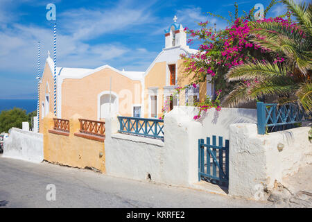 Santorin - La superbe look avec les fleurs et maison decored petite église à Oia. Banque D'Images