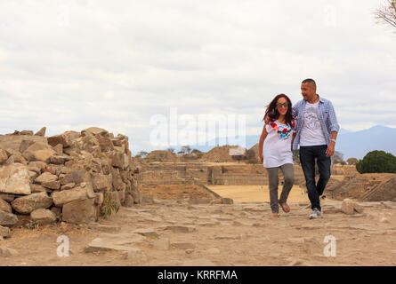 En couple Monte Alban, près de la ville d'Oaxaca, Oaxaca, Mexique Banque D'Images