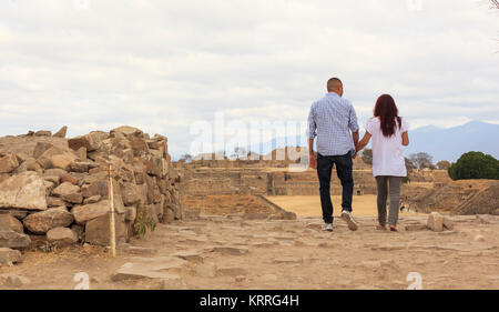 En couple Monte Alban, près de la ville d'Oaxaca, Oaxaca, Mexique Banque D'Images