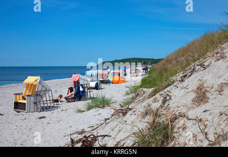 Les gens à la plage de l'île de Hiddensee, Rostock, Mecklembourg-Poméranie-Occidentale, de la mer Baltique, l'Allemagne, de l'Europe Banque D'Images