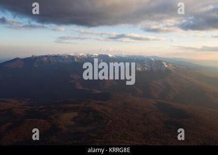 Dans les montagnes de lumière au coucher du soleil depuis le haut Banque D'Images