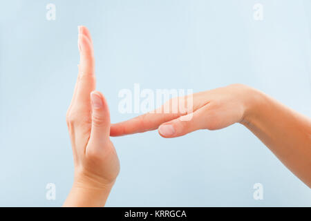 Alphabet d'épellation digitale. Femmes isolé sur fond bleu montrant sourd-muet BSL alphabet lettre X . Banque D'Images