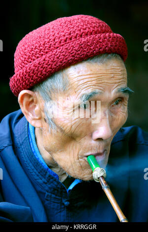 Personnes âgées, l'homme des minorités Dong Village Zhaoxing Liping, comté, province de Guizhou, Chine Banque D'Images