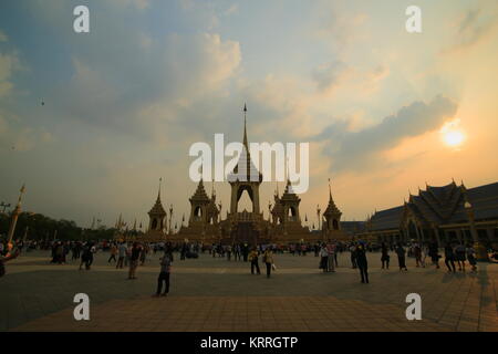 Thaïlande, Bangkok, décembre 18, 2017. Les gens voyant le roi Rama IX exposition crématorium Royal site. L'ancienne tradition Brahma et bouddhiste thaï. Banque D'Images