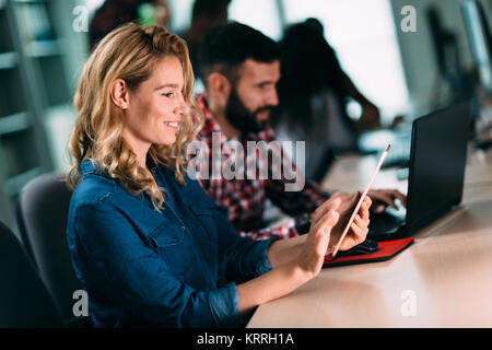 Le portrait de software designer working in office Banque D'Images