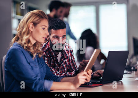Portrait d'ingénieurs logiciels using digital tablet Banque D'Images