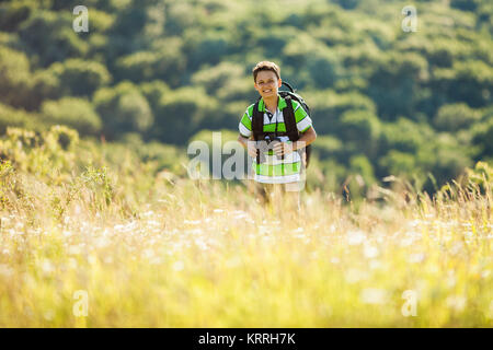 Happy little boy walking in meadow en été. Banque D'Images