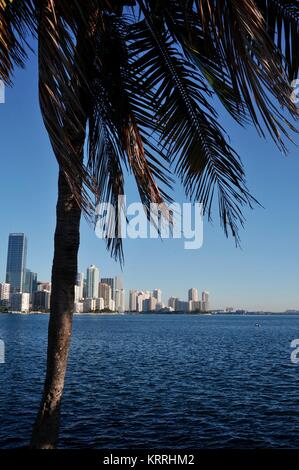 Ville de Miami Brickell Avenue, journée ensoleillée avec un ciel bleu au-dessus de l'eau, Rickenbacker Causeway vista à partir de l'île de Hobie Beach Park, Miami, Floride, USA. Banque D'Images
