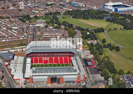 Une vue aérienne d'Anfield Liverpool montrant au premier plan et en arrière-plan de Goodison Park