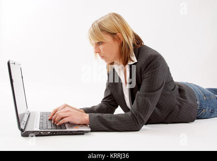 Junge Geschaeftsfrau arbeitet suis ordinateur portable - business woman using laptop Banque D'Images