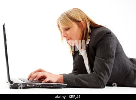 Junge Geschaeftsfrau arbeitet suis ordinateur portable - business woman using laptop Banque D'Images