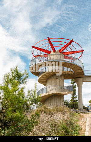 Belle terrasse d'observation avec un escalier à vis et éléments rouge sur fond de ciel bleu Banque D'Images