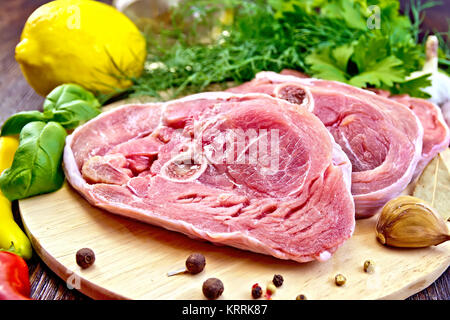 La Turquie steak cru avec du basilic à bord Banque D'Images