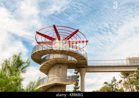 Une belle terrasse d'observation graphique, avec un escalier à vis et éléments rouge - la transition vers le pont sur la route menant à Haïfa Univers Banque D'Images