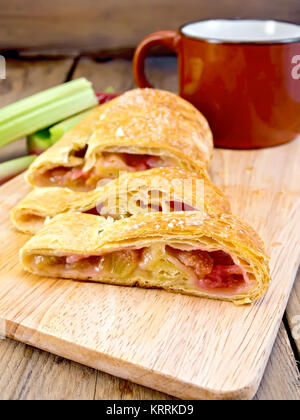 Gâteau à la rhubarbe sur planche de bois Banque D'Images