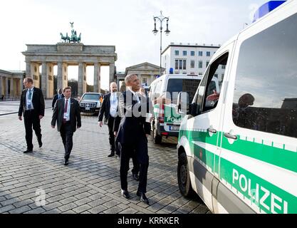 Le président américain Barack Obama salue la police allemande locale pendant qu'il marche vers son hôtel de l'ambassade des États-Unis, le 17 novembre 2016 à Berlin, Allemagne. Banque D'Images