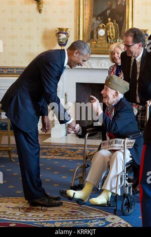 Le président des États-Unis, Barack Obama, se réunit avec le projet de loi Mohr, le deuxième plus vieux vétéran de la Seconde Guerre mondiale, après une journée des anciens combattants petit-déjeuner à la Maison Blanche Bureau Ovale le 11 novembre 2016 à Washington, DC. Banque D'Images